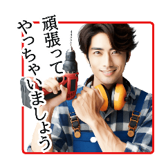 イケメン大工さんが工具片手に笑顔でトーク